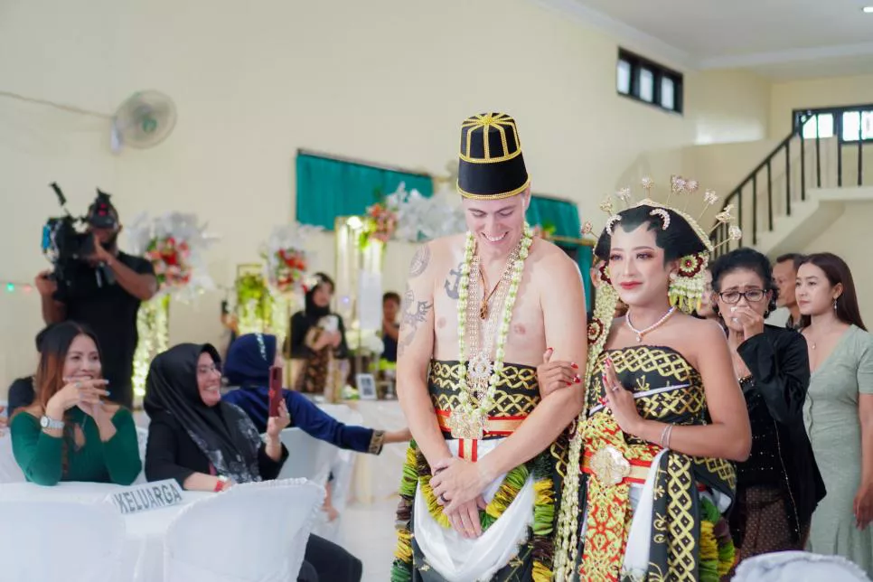 90 Day Fiance Fans Unimpressed by James' Awkward Behavior at Javanese Wedding