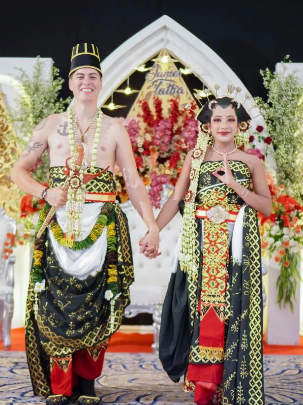 90 Day Fiance Fans Unimpressed by James' Awkward Behavior at Javanese Wedding