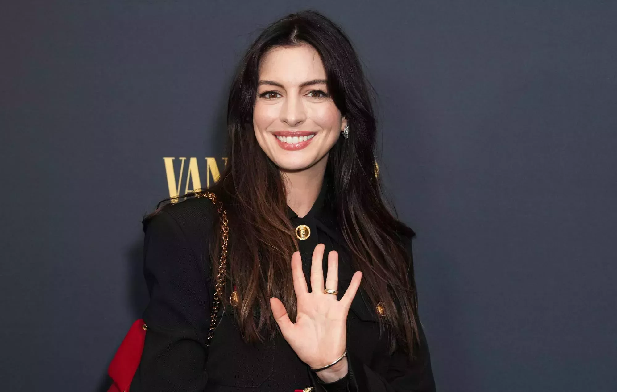 Anne Hathaway pide disculpas a un periodista por su actitud 