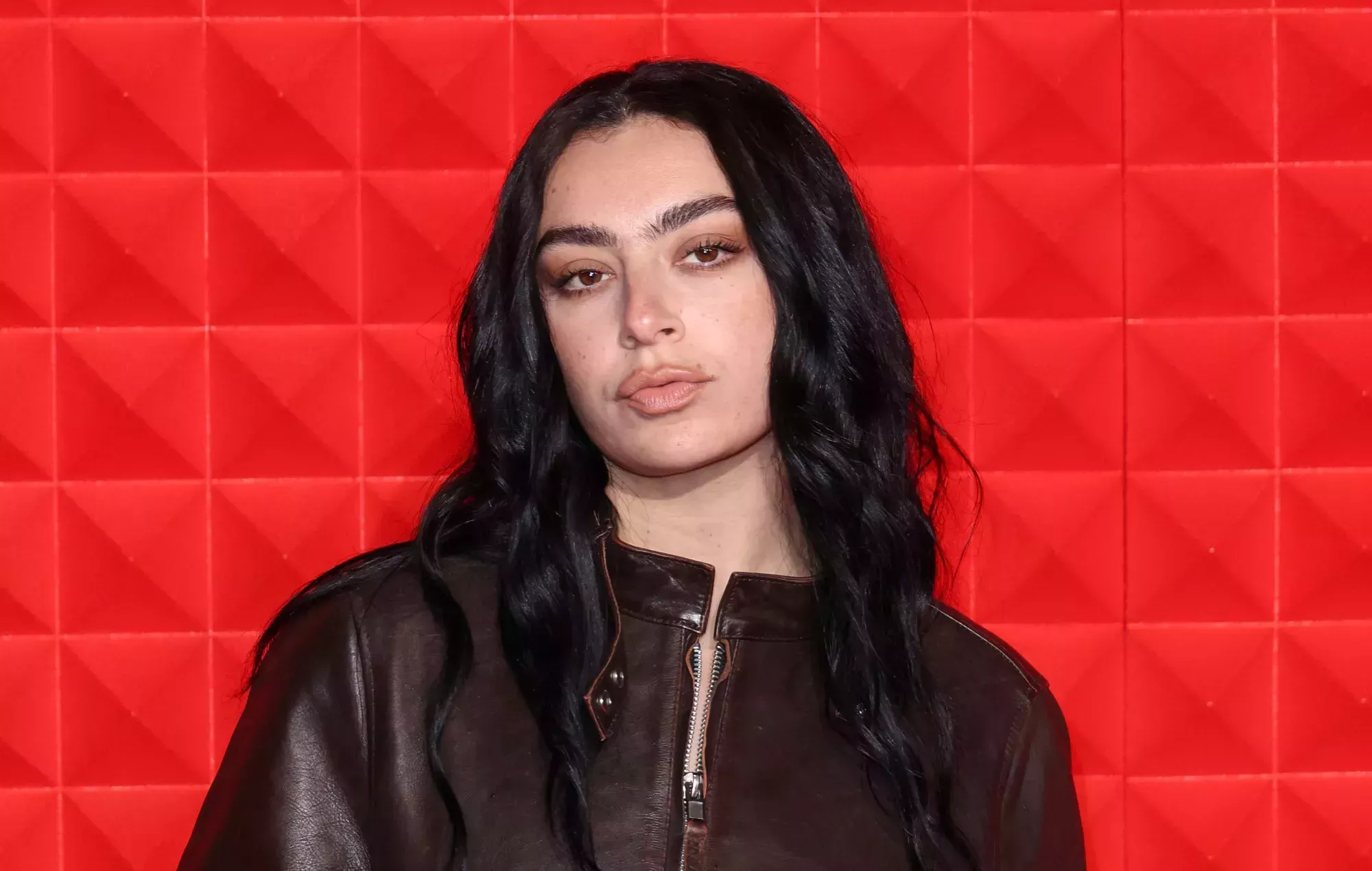 Charli XCX rodó en secreto una película en Polonia durante el verano de 'Brat'