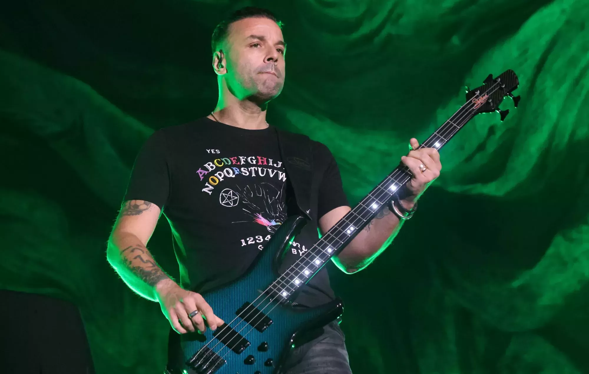 Chris Wolstenholme de Muse lanza su nueva banda Chromes con dos singles 'Imaginary World' y 'The Good Life'