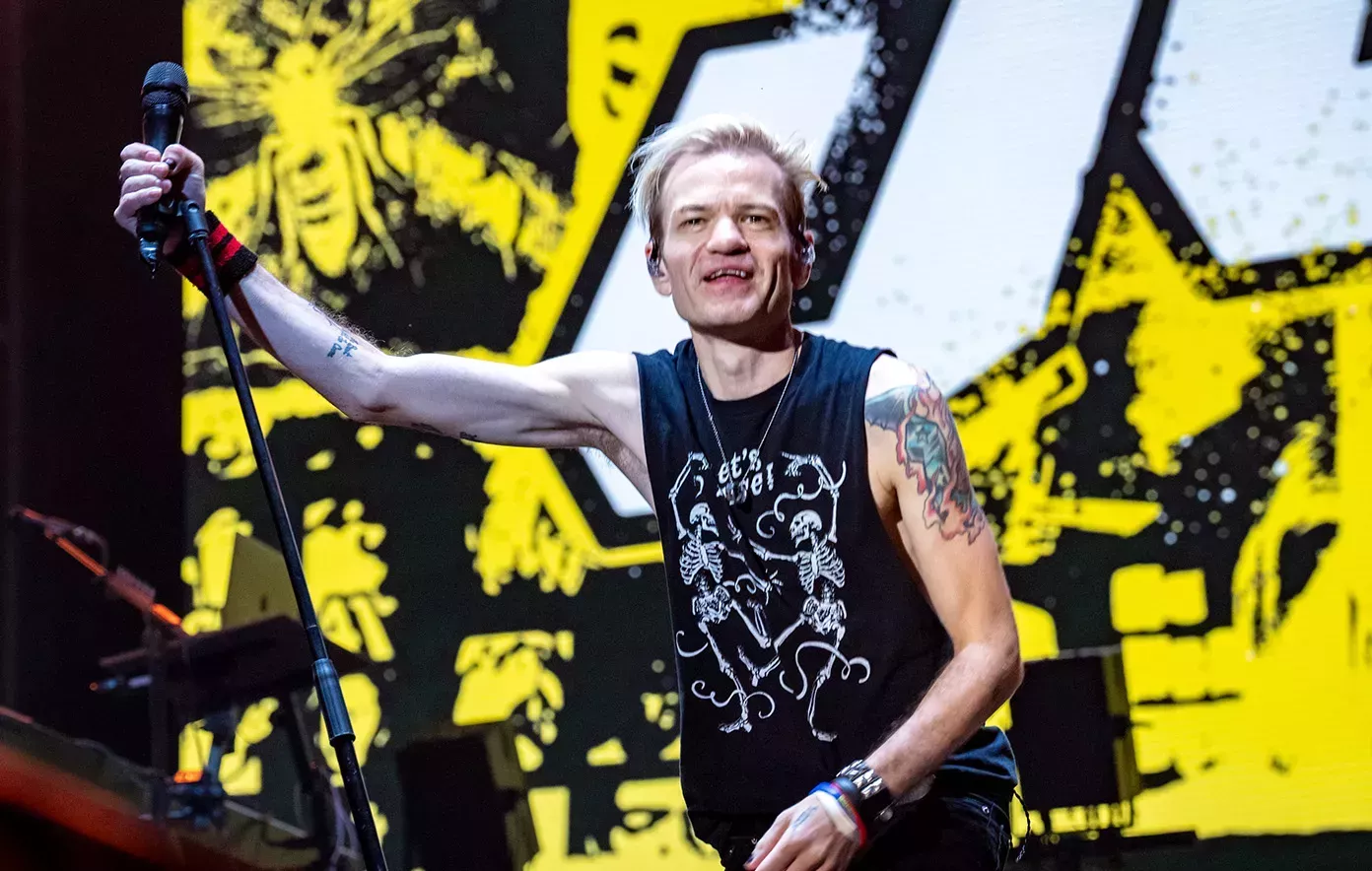 Deryck Whibley de Sum 41 dice que él, Paris Hilton, Scott Weiland y Byron McMackin una vez fingieron tener una orgía para escapar de una redada de drogas de la policía.