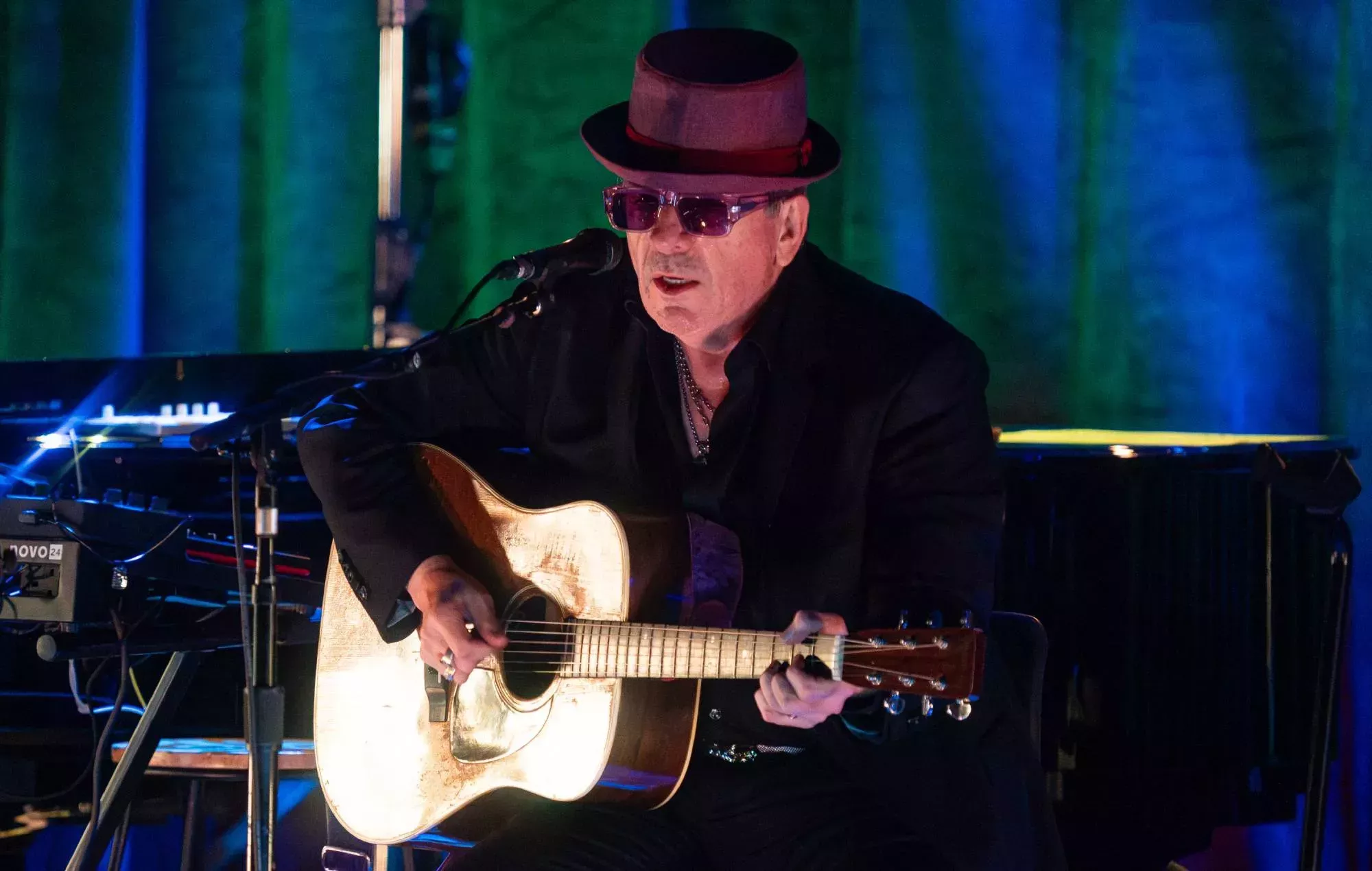 Elvis Costello anuncia la reedición de una caja y comparte una actuación inédita en directo de 'Only Daddy That'll Walk The Line'