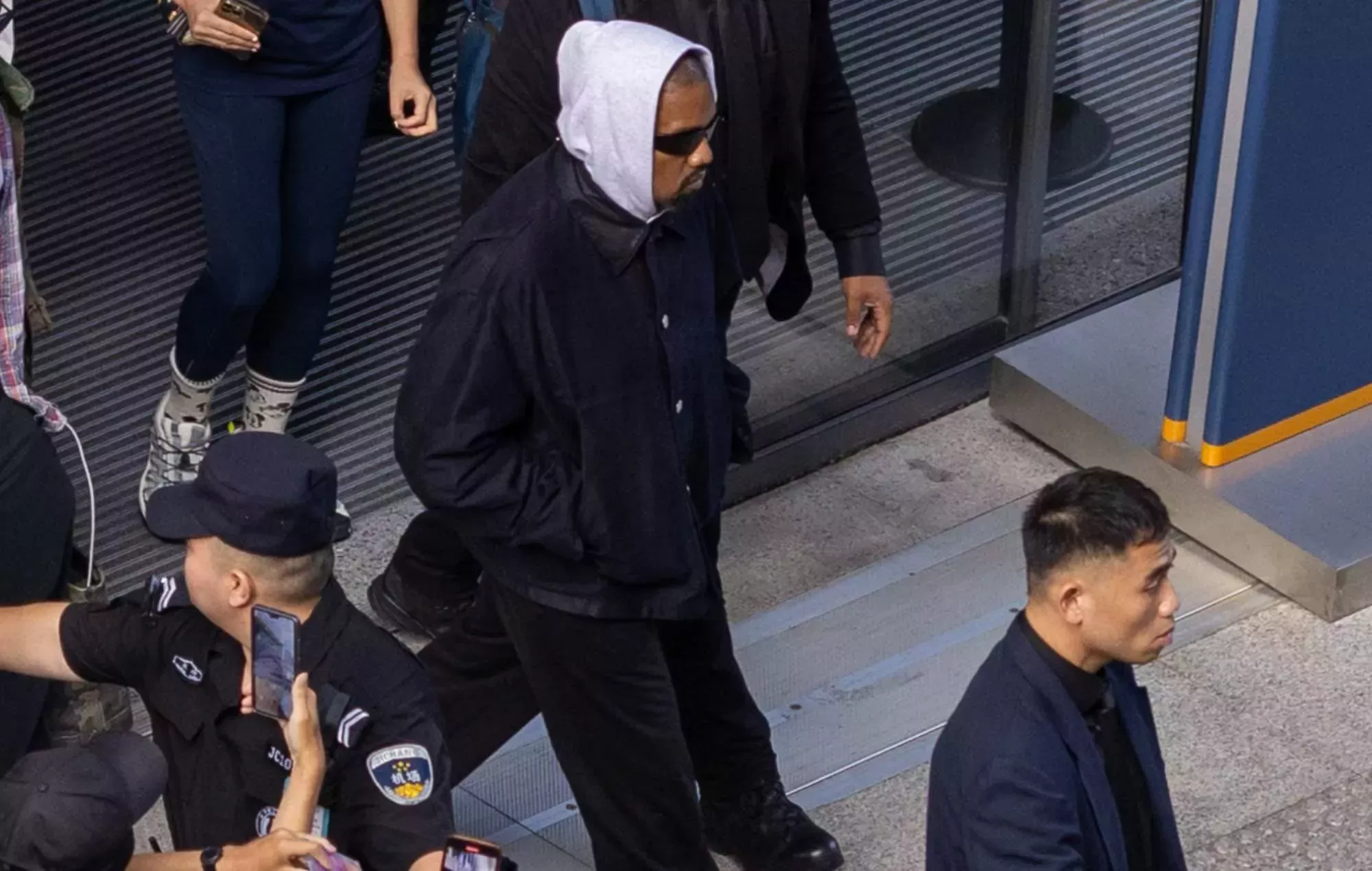 La ex asistente de Kanye West alega que la agredió sexualmente en una demanda ampliada