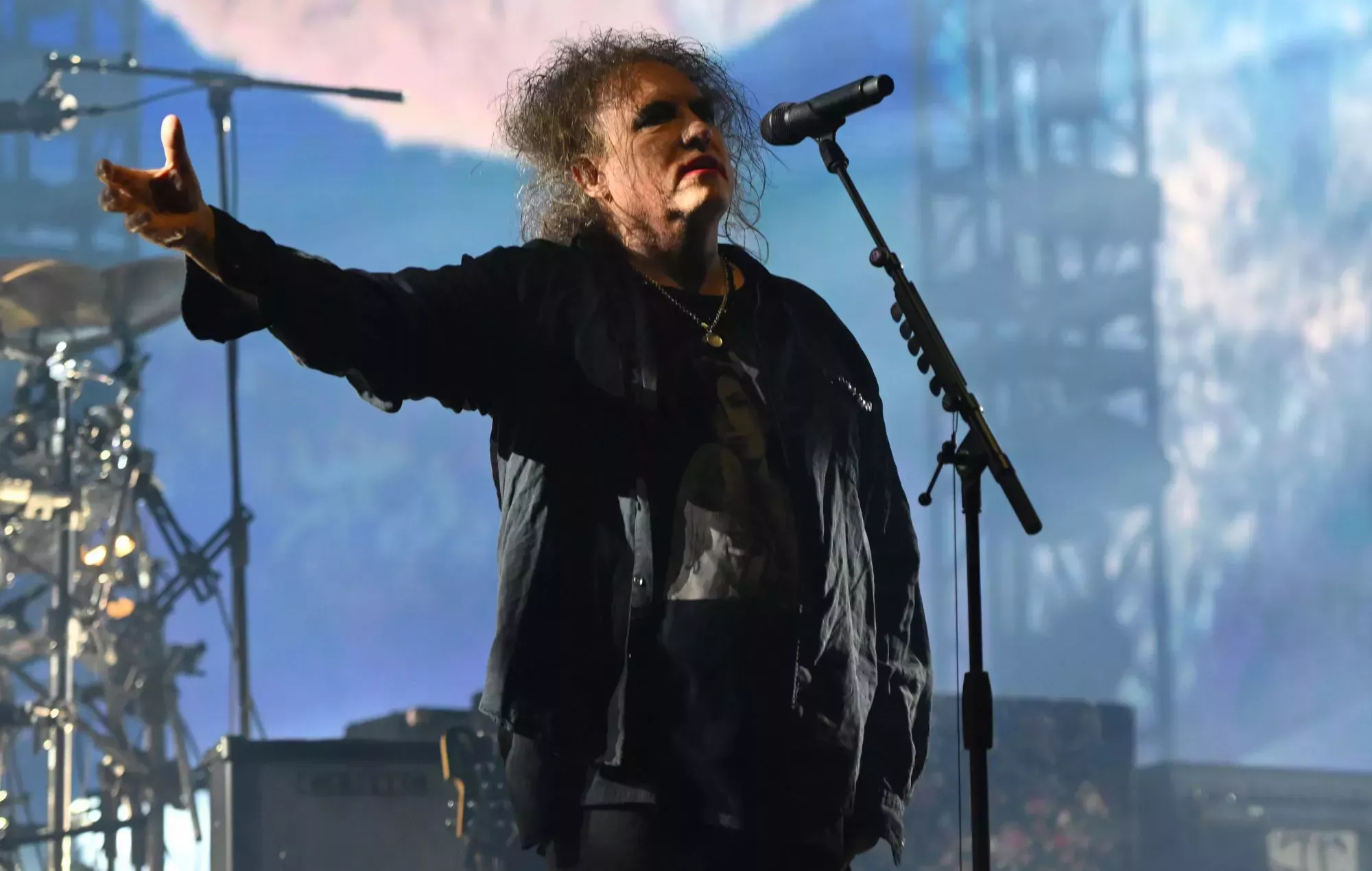 Robert Smith, de The Cure, subasta nuevas obras firmadas con fines benéficos