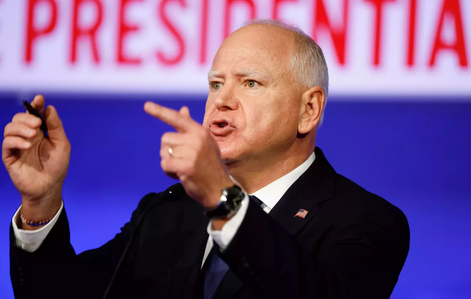 Tim Walz lució una pulsera de la amistad inspirada en Taylor Swift en el debate presidencial