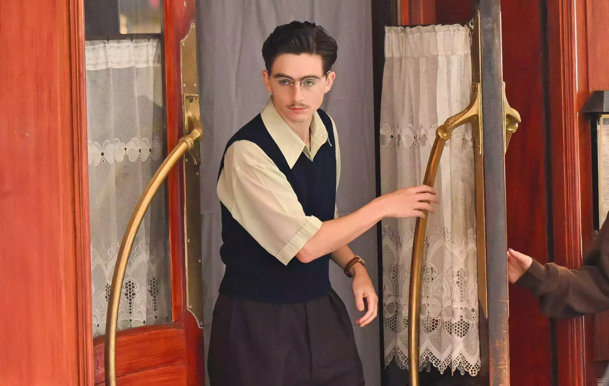 Timothée Chalamet se pone bigote y gafas para interpretar a un prodigio del ping pong de los años 50 en Nueva York