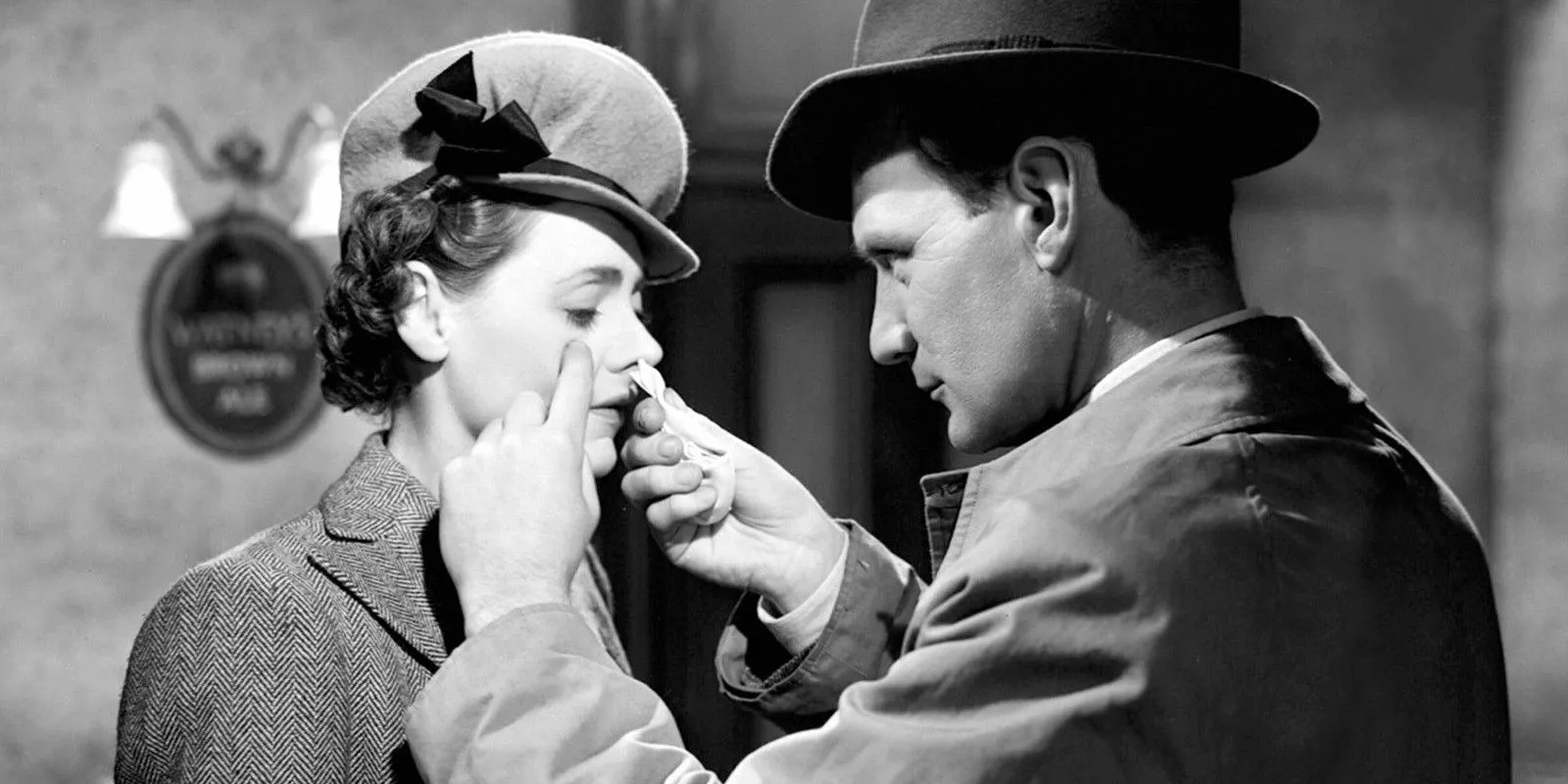 Alec toca la cara de Laura en Brief Encounter