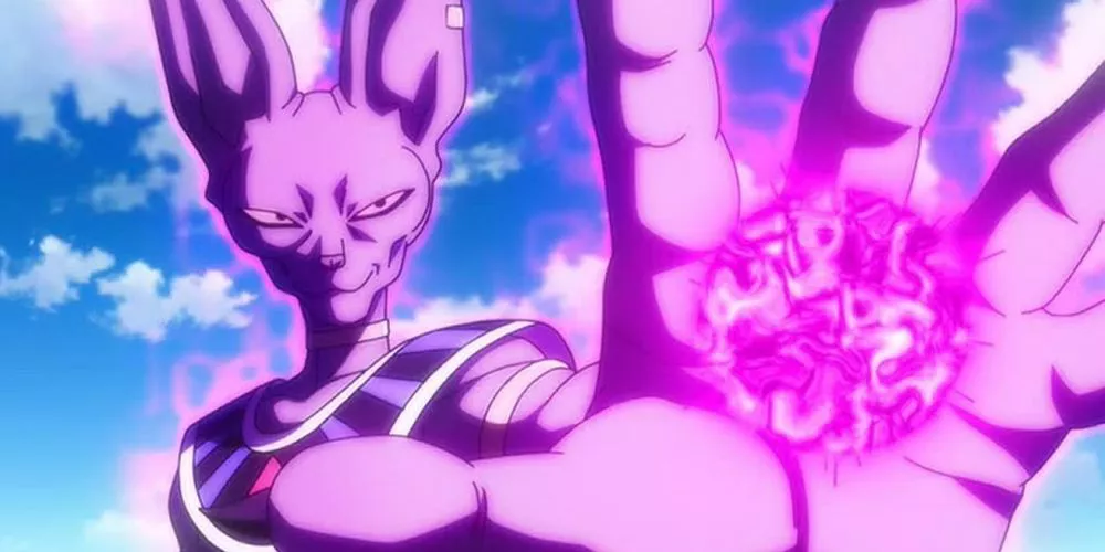 El púrpura Beerus carga un ataque en Dragon Ball Z: Batalla de Dioses.