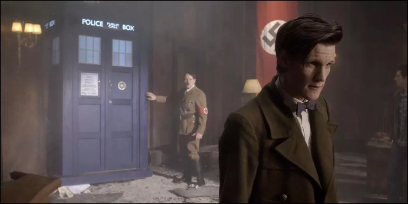 El 11º Doctor con Hitler y la TARDIS de fondo