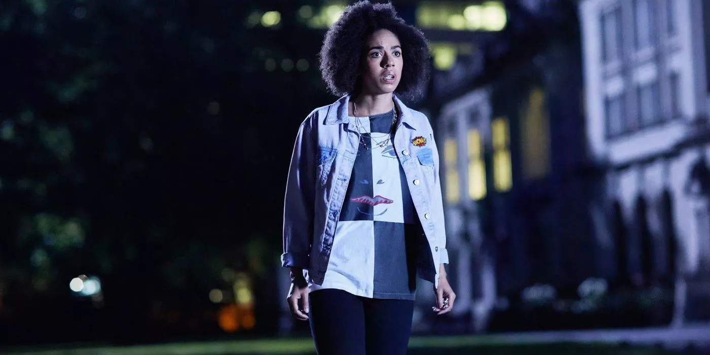 Bill Potts (Pearl Mackie) se ve asustada en la oscuridad