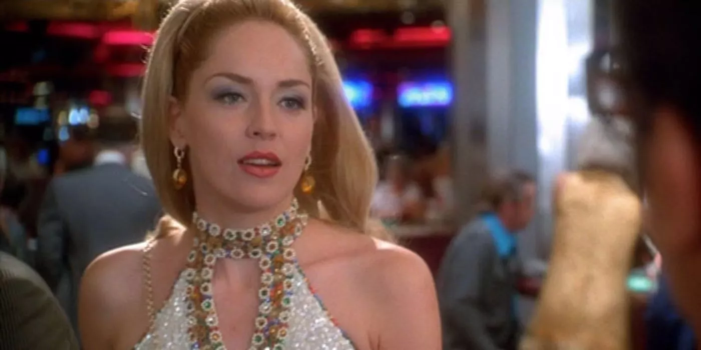 Sharon Stone como Ginger hablando con alguien en Casino.