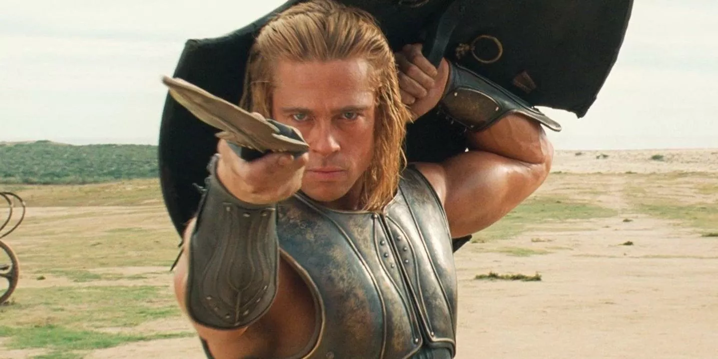 Brad Pitt es Aquiles con espada y escudo en Troya.