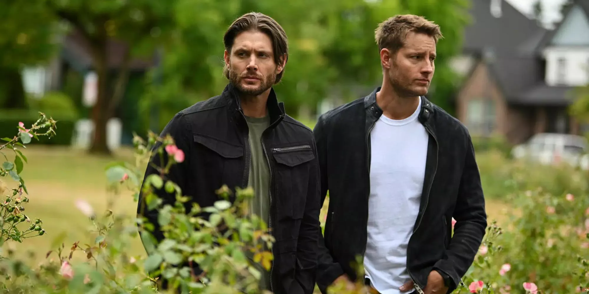 Jensen Ackles y Justin Hartley en el bosque en Tracker Temporada 2