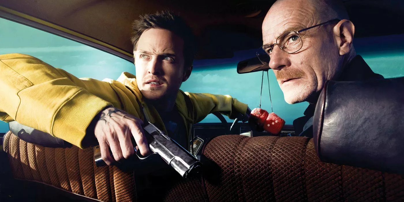 Bryan Cranston como Walter White y Aaron Paul como Jesse Pinkman mirando hacia un enemigo que se acerca y preparándose para protegerse en Breaking Bad.