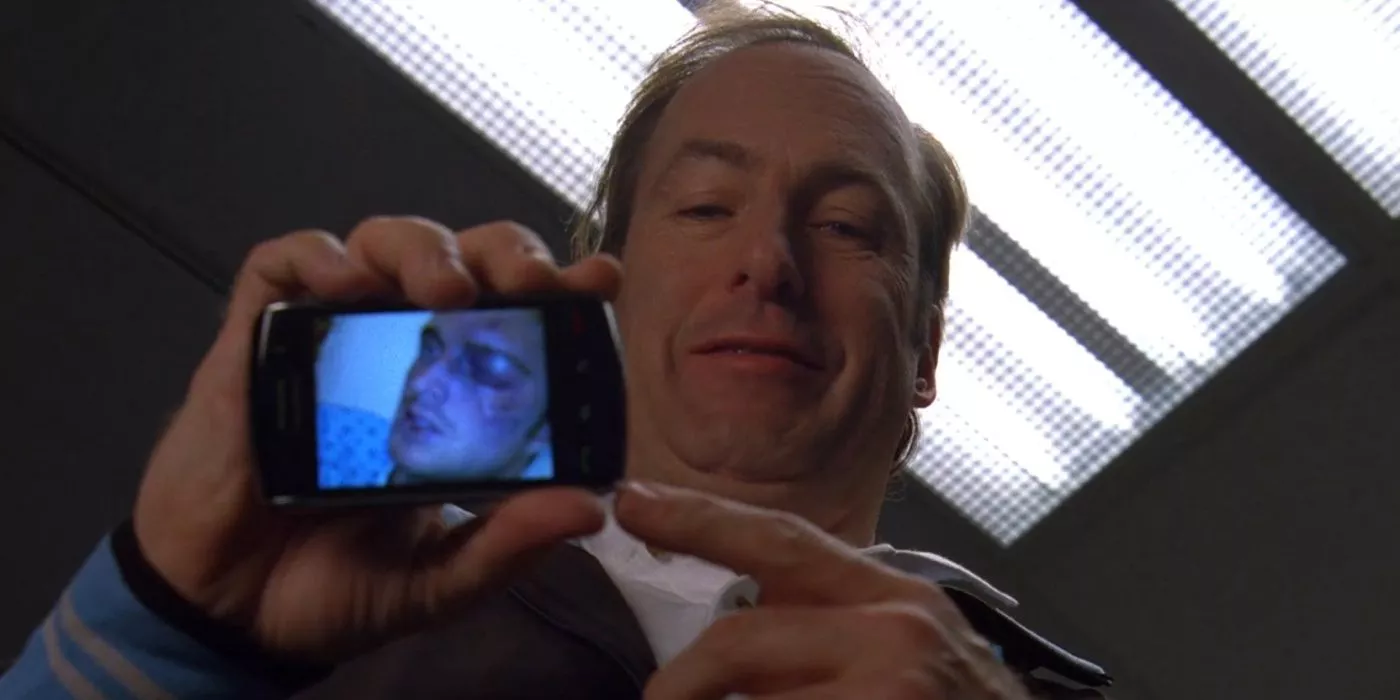 Saul sosteniendo su teléfono y mostrando la cara de Jesse en Breaking Bad