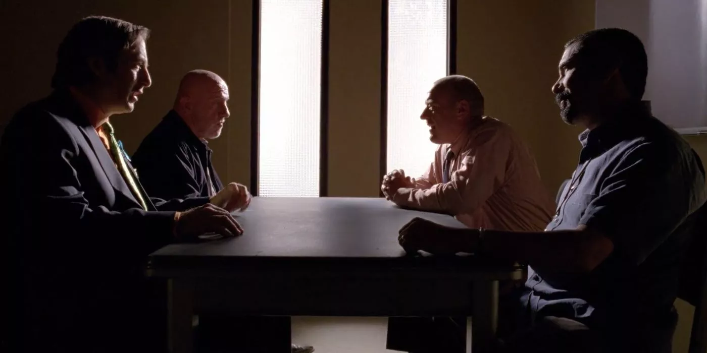 Saul defiende a Mike contra Hank y Gomez en Breaking Bad