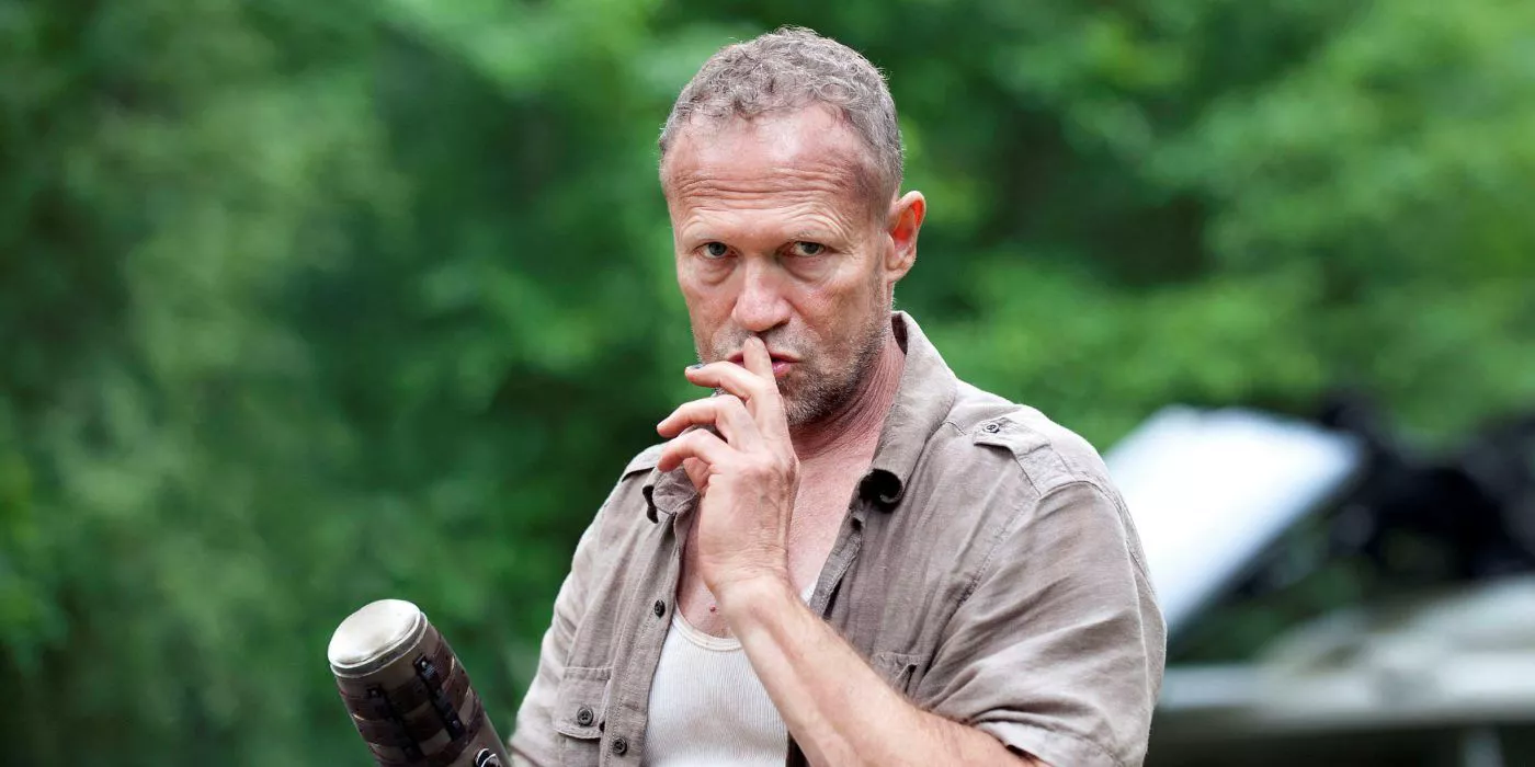 Merle Dixon (Michael Rooker) le hace señal a alguien en The Walking Dead