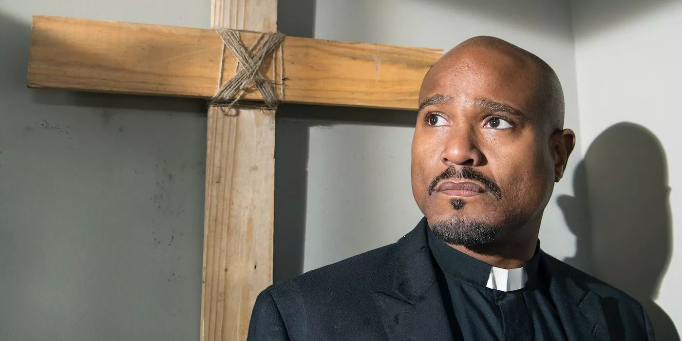 Gabriel Stokes frente a una cruz en The Walking Dead