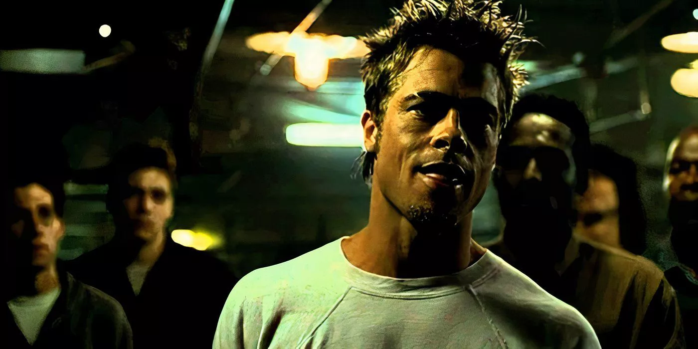 Tyler Durden está hablando con los hombres en Fight Club.