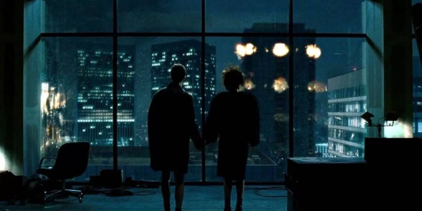 El narrador y Marla se toman de las manos y miran por la ventana en Fight Club.