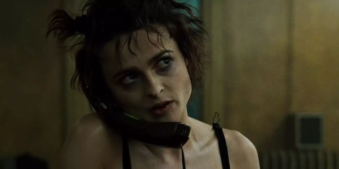 Marla (actriz Helena Bonham Carter) sostiene un teléfono sobre su hombro en la película Fight Club.