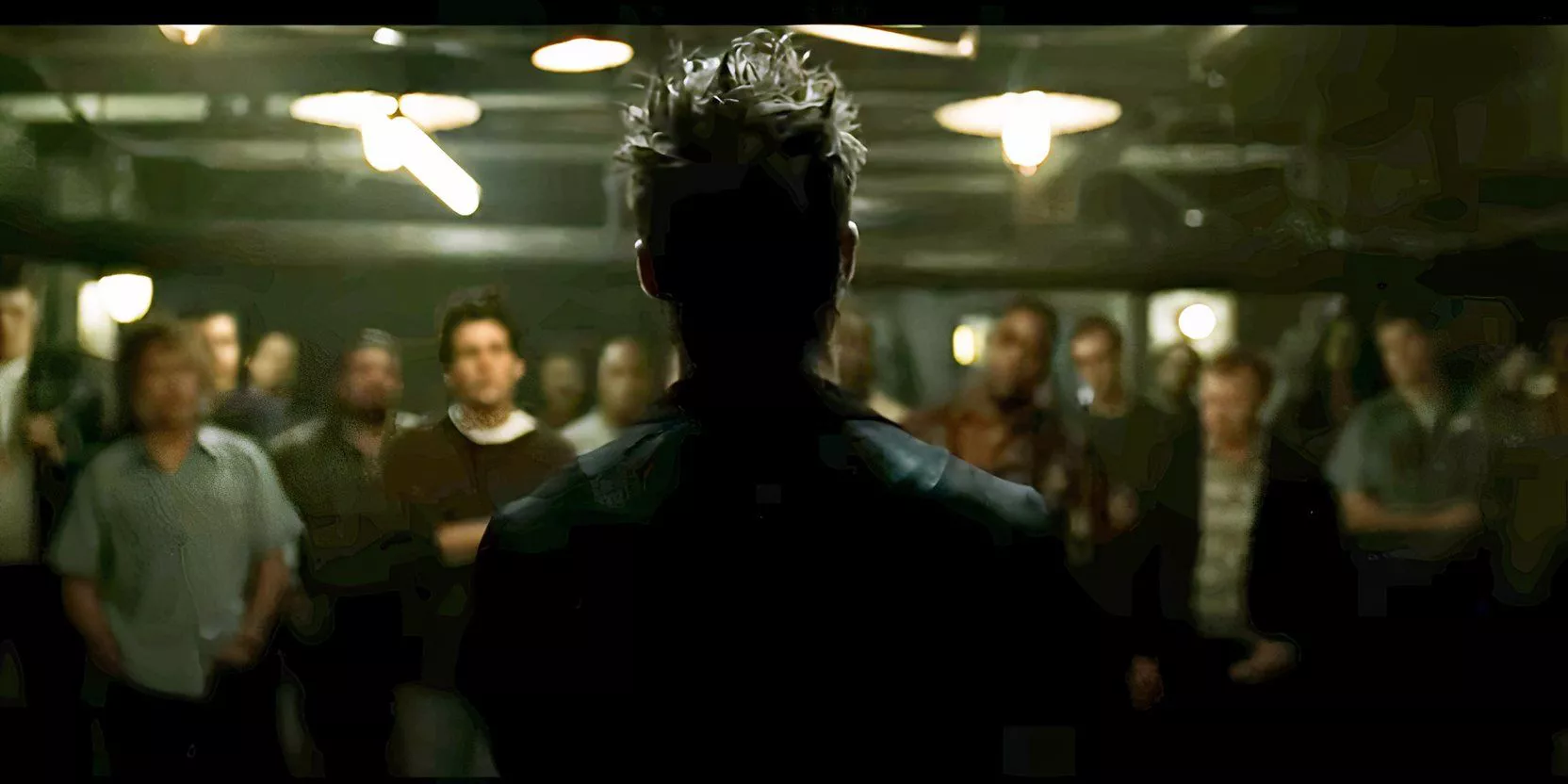 La vista trasera de Tyler Durden mientras explica las reglas de Fight Club.