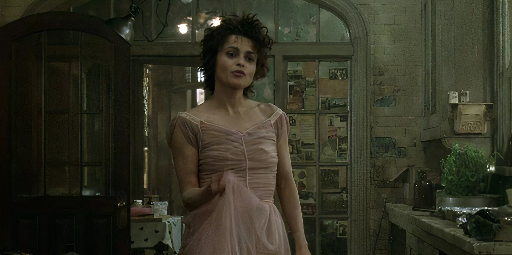 Marla Singer vistiendo un vestido de damisela de color rosa de una tienda de segunda mano en Fight Club.