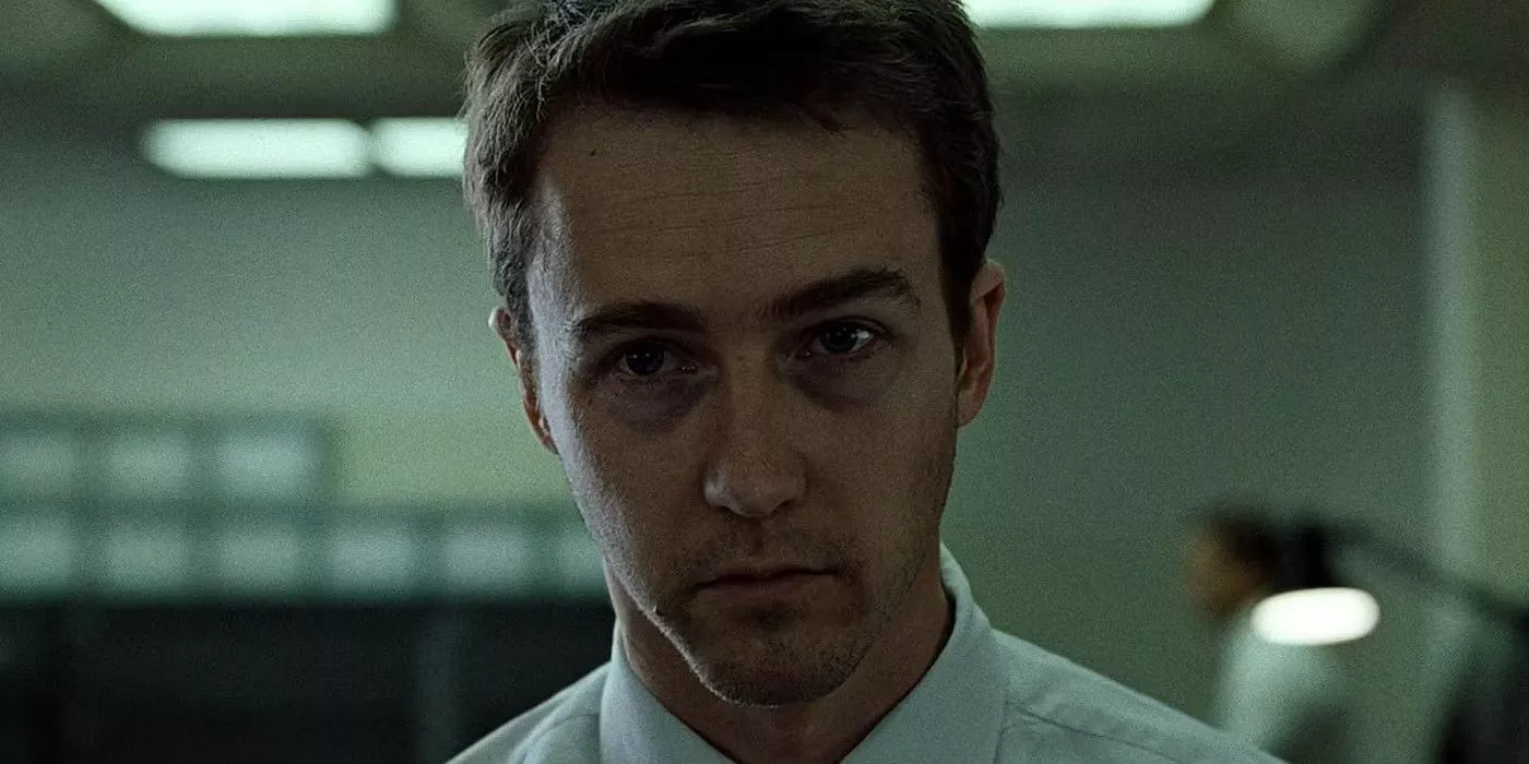 El Narrador (actor Edward Norton) mira vacíamente a la cámara en una oficina en la película Fight Club.