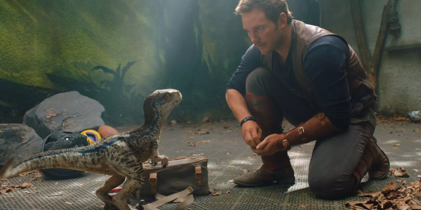 Owen con el bebé Blue en Jurassic World: El reino caído