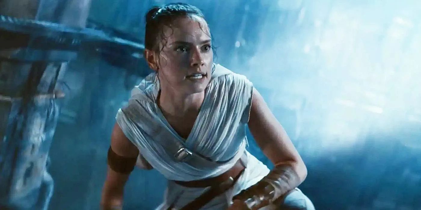 Rey hace una mueca en medio de una batalla en Star Wars: El ascenso de Skywalker.