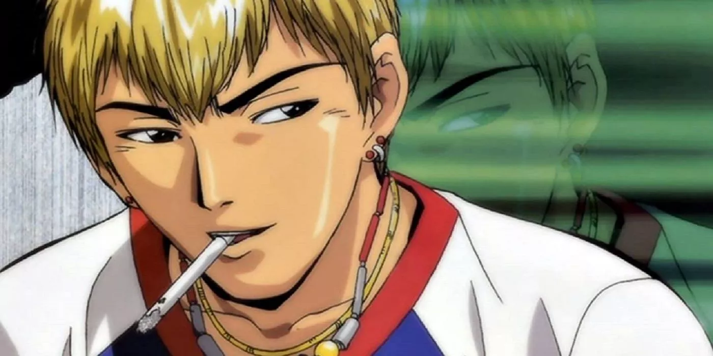 Eikichi está fumando en la serie Great Teacher Onizuka.