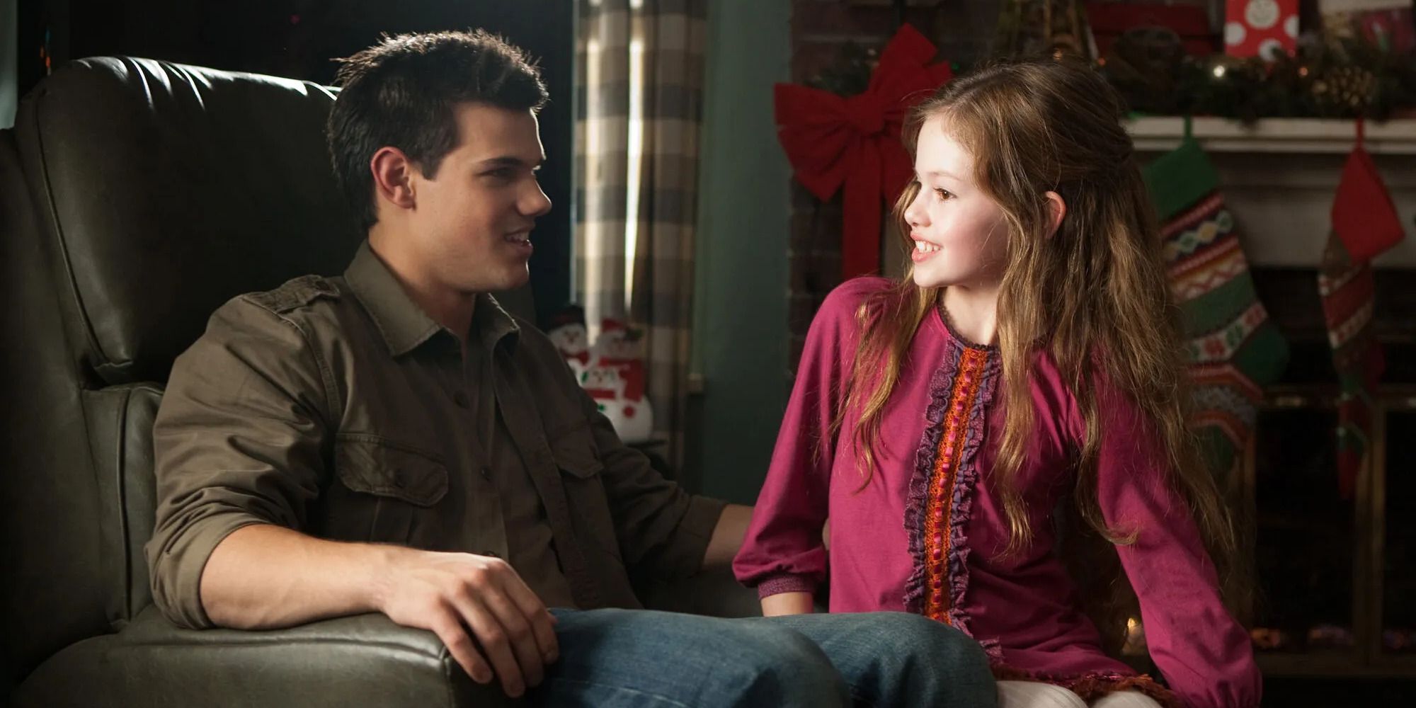 Jacob Black y Renesmee Cullen durante Navidad en Twilight: Breaking Dawn Parte 2.