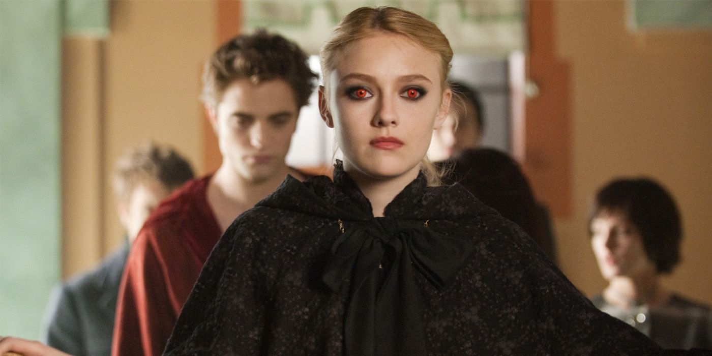 Jane de los Volturi en Luna Nueva con una capa negra y ojos rojos.