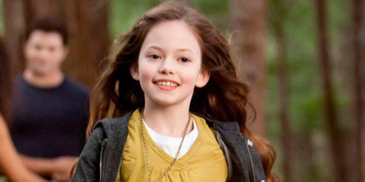 Renesmee corriendo y sonriendo en Twilight: Breaking Dawn Parte 2