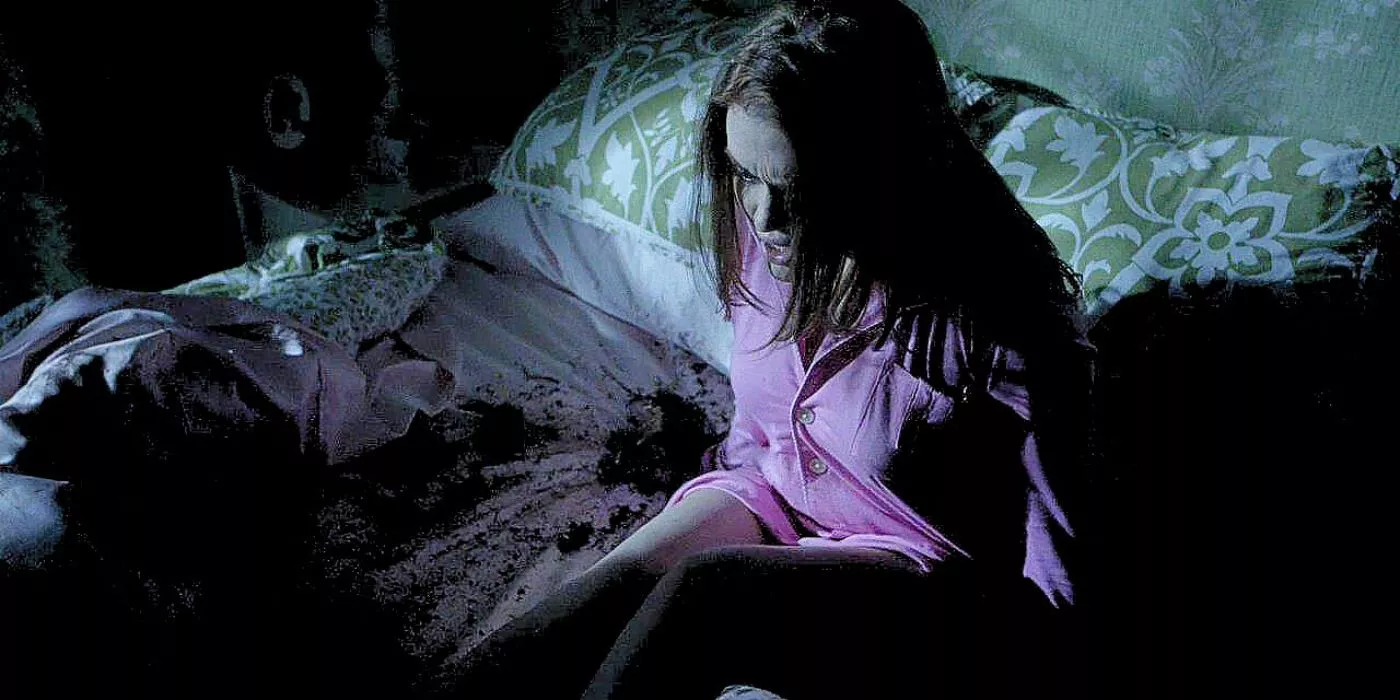 Holland Roden como Lydia Martin se despierta para encontrar su cama llena de tierra en Teen Wolf