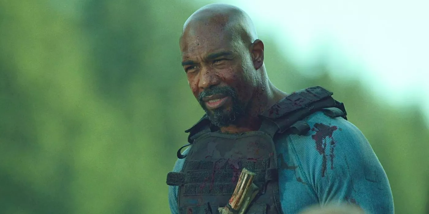 Michael Beach as Pike giving a speech in The 100