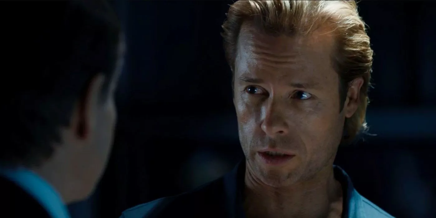 Una imagen de Iron Man 3 muestra a Aldrich Killian en conversación