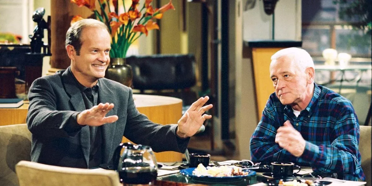 Frasier con Martin en una mesa de comedor en Frasier