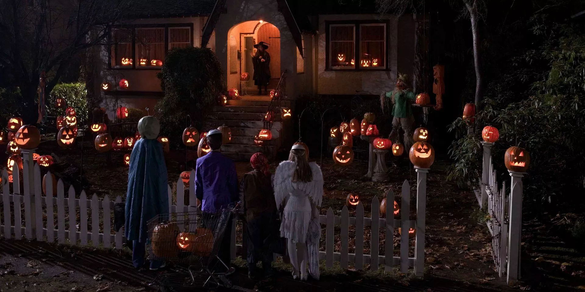 Rhonda's house is surrounded by jack o' lanterns in Trick 'r Treat