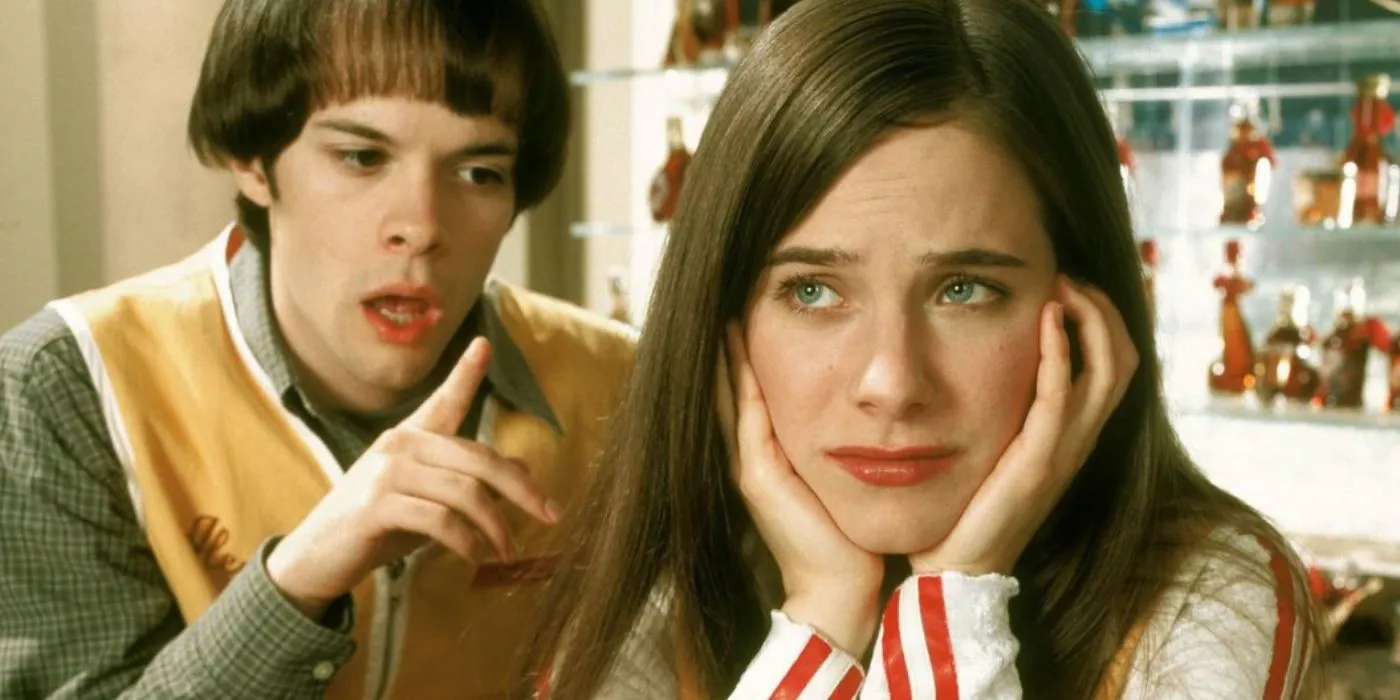 Caroline Dhavernas como Jaye Tyler y Neil Grayston como Alec en Wonderfalls