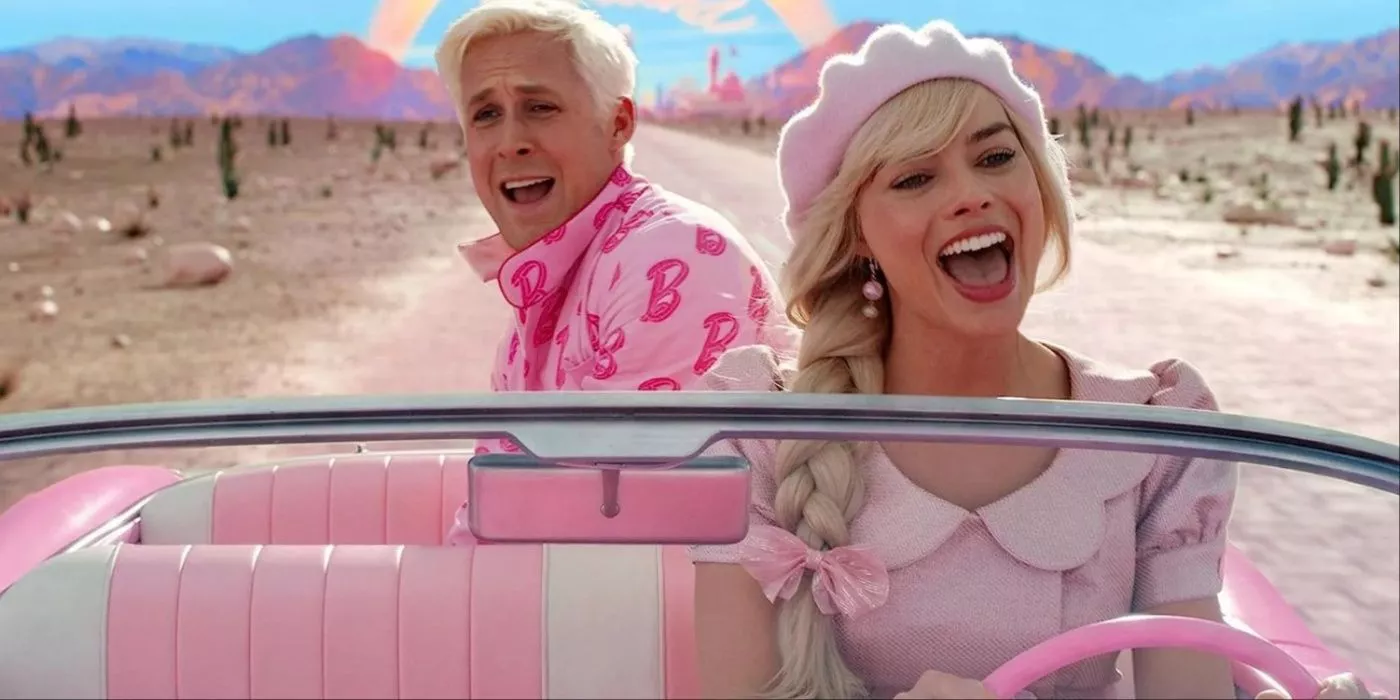 Barbie (Margot Robbie) y Ken (Ryan Gosling) cantan y conducen en un automóvil.