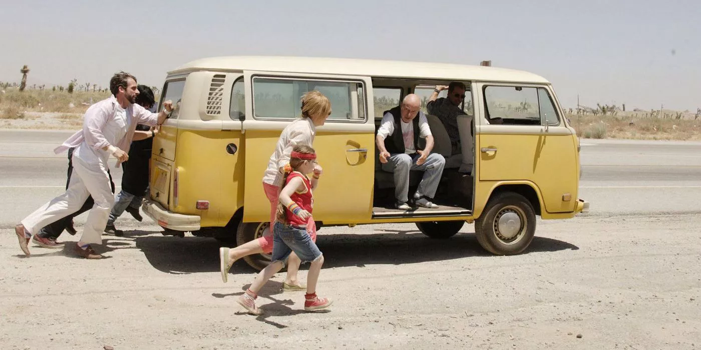 La familia Hoover corriendo junto a su autobús VW amarillo en Little Miss Sunshine.