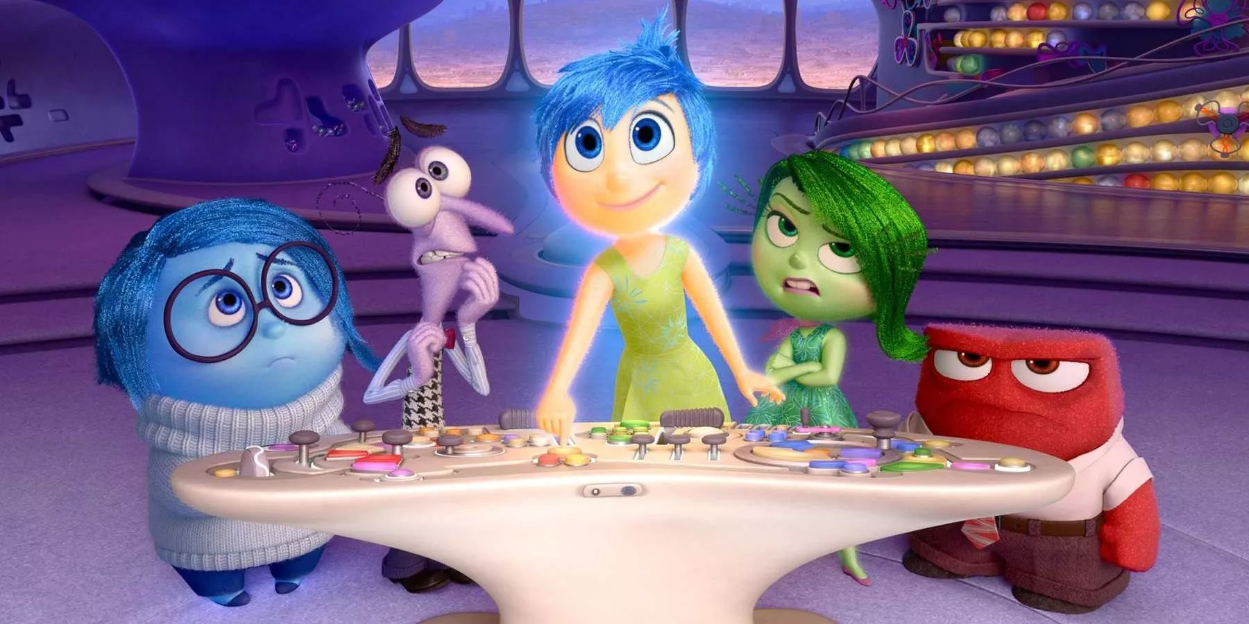 Tristeza, Miedo, Alegría, Asco y Enojo en el panel de control de Inside Out.