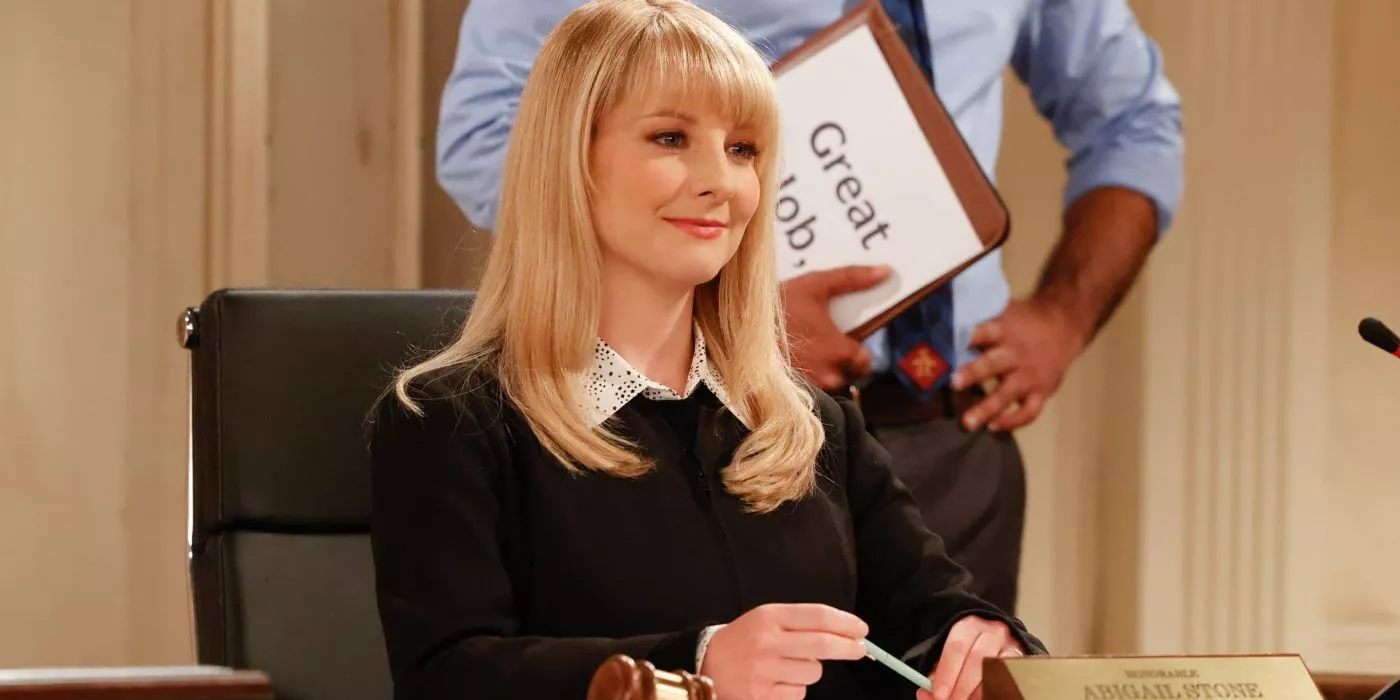 Melissa Rauch como Jueza Abby Stone sentada en su silla en Night Court en 2023.