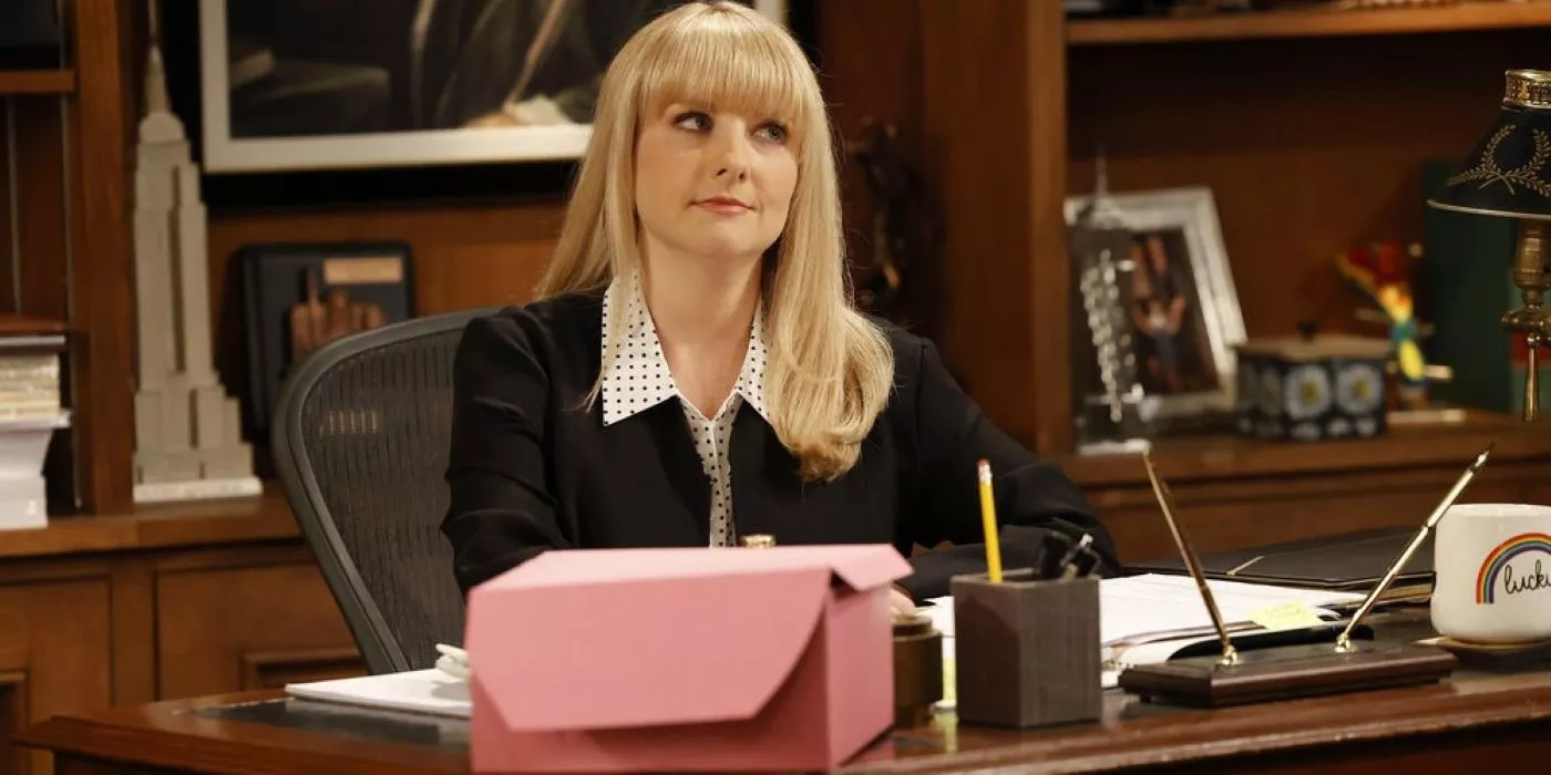 Melissa Rauch como Jueza Abby Stone sentada en su escritorio en Night Court.