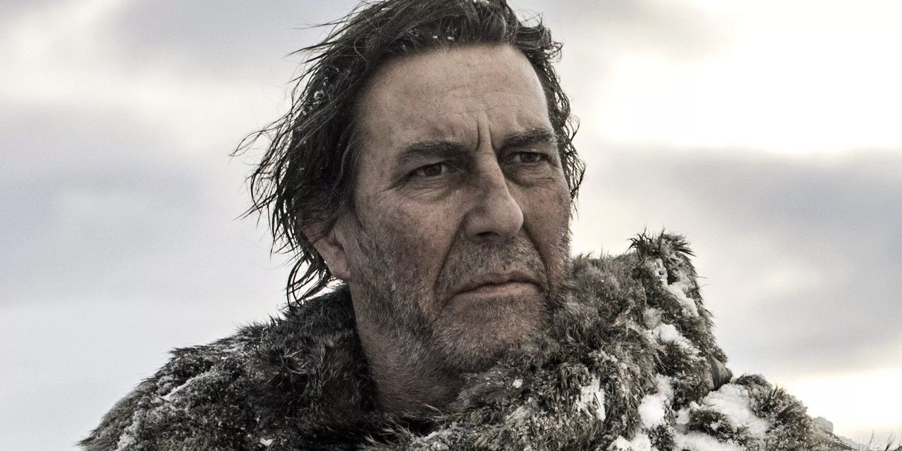 Mance Rayder observa durante una escena en Game of Thrones