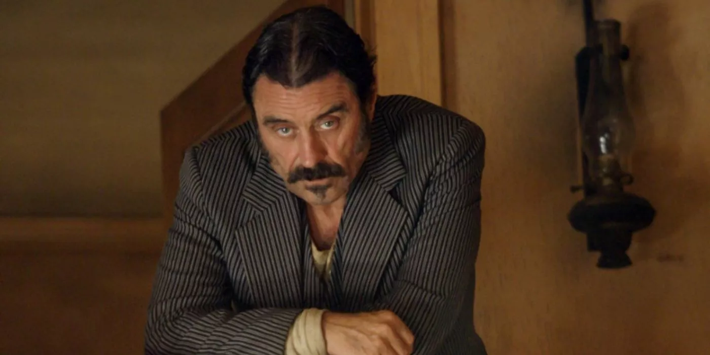 Al Swearengen mira hacia adelante en Deadwood