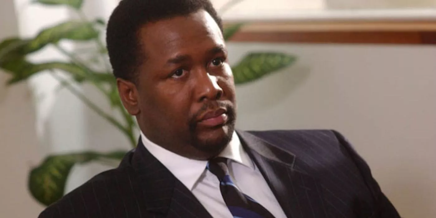 Wendell Pierce en The Wire sentado