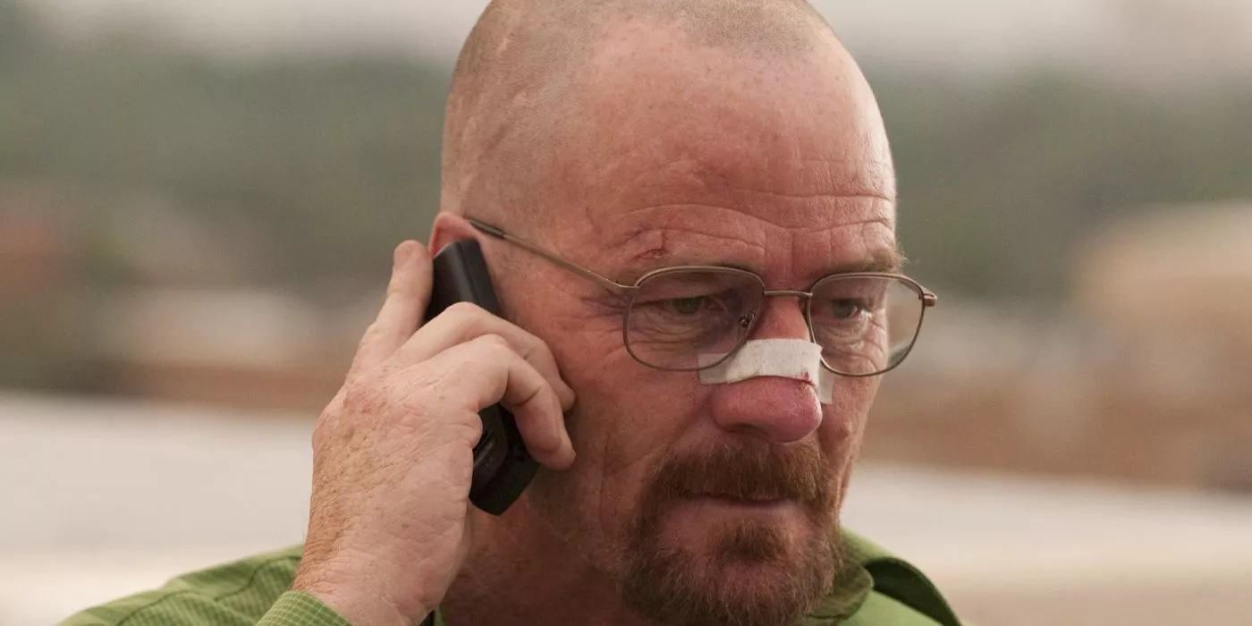 Walter White habla por teléfono con un nariz rota en Breaking Bad Temporada 4